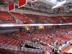Interior del auditorio con gradas rojas y escenario central