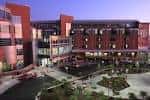 Edificio moderno de la Universidad de Utah al atardecer con fachada de ladrillo y patios interiores