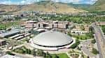 Vista aérea del campus de la Universidad de Utah con el estadio Maverik en primer plano