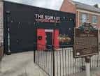 Vista exterior del The Summit Music Hall con su fachada negra y letrero distintivo