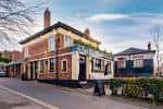 Vista exterior del pub The Lescar en Sheffield con fachada de ladrillo y terraza al aire libre