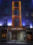 Fachada nocturna del Aberdeen Douglas Hotel con iluminación cálida en la entrada