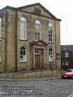 Fachada principal de la Chapel Allerton Methodist Church en Leeds, con arquitectura clásica y puerta central