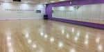 Gran sala de baile o eventos con espejos en la pared y suelo pulido
