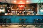 Interior del bar Oporto en Leeds con barra azul y ambiente acogedor