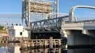 Detalle de la estructura metálica y mecanismo de elevación del puente