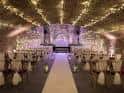 Salón de bodas con iluminación de luces colgantes y pasillo central