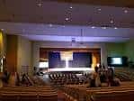 Vista interior del auditorio principal con escenario y butacas dispuestas para evento