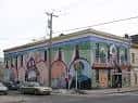 Fachada exterior del Taller Puertorriqueño con murales coloridos