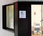 Fachada de la Oficina Verde Milagrosa en Pamplona con entrada y señalización