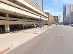 Estacionamiento de múltiples niveles en 201 N. 1st St., con acceso peatonal y señalización