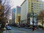 Vista de Main Street en Salt Lake City con edificios históricos y tráfico urbano
