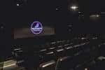 Interior del cine Mockingbird con butacas y pantalla iluminada