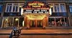Fachada principal del Fountain Square Theatre con letrero luminoso y motocicleta estacionada