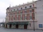 Vista exterior del Lyceum Theatre en Sheffield con su fachada neoclásica de ladrillo rojo y piedra clara