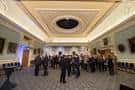 Sala de eventos con decoración elegante y ambiente formal