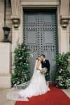 Pareja de novios frente a la entrada principal del lugar