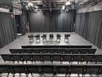 Interior del auditorio de Theatre Exile con escenario y butacas dispuestas para evento