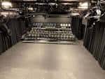 Vista panorámica del espacio escénico y sala de Theatre Exile lista para uso