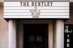 Entrada principal de The Bentley Liverpool con letrero luminoso