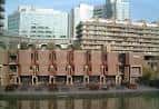 Vista exterior del edificio de la Guildhall School of Music and Drama junto al río