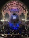 Vista del interior durante un evento con iluminación azul