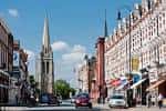 Vista panorámica de la zona comercial de Muswell Hill con arquitectura tradicional