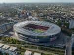 Vista aérea del Emirates Stadium en Londres, mostrando su estructura ovalada y el campo de juego