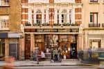Fachada exterior del pub The Sutton Arms en la calle