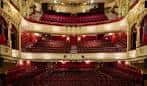 Interior del teatro mostrando la disposición de las gradas y el escenario