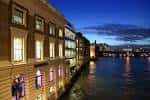 Vista exterior nocturna de Glaziers Hall junto al río Támesis