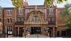 Fachada exterior del Richmond Theatre con arquitectura victoriana