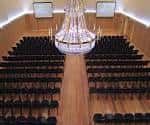 Interior del salón principal con iluminación cenital y disposición para eventos