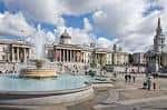 Vista panorámica de Trafalgar Square con fuentes y la National Gallery al fondo