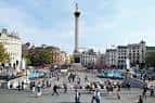 Plaza Trafalgar con el Monumento a Nelson en el centro y multitud de personas