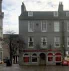 Fachada exterior del Carlton Bar en Aberdeen con ventanas y detalles arquitectónicos