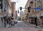 Calle Penn Avenue con semáforos y vehículos en movimiento