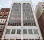 Edificio moderno con grandes ventanales curvos en Penn Avenue