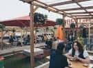 Terraza exterior con mesas y sombrillas en Belgrave Music Hall & Canteen