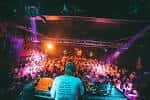 Escenario desde la perspectiva del DJ con luces de concierto