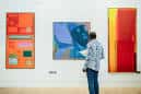 Visitante observando una exposición de arte moderno en la galería