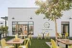 Vista exterior de Greenwood Brewing con terraza y mobiliario al aire libre