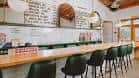 Interior del bar de Greenwood Brewing con mostrador y taburetes