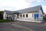 Edificio anexo o sala comunitaria de St Luke's Church con rampa de acceso