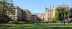 Vista panorámica del patio principal del New College con edificios históricos