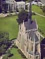 Vista aérea de la capilla Heinz Memorial Chapel rodeada de césped y árboles