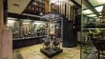 Interior del museo con instrumentos científicos antiguos expuestos en vitrinas