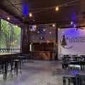 Vista del interior del Bluewood Brewing con barra y decoración