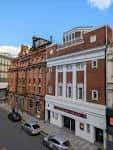 Vista exterior del Old Rep Theatre en Birmingham con fachada de ladrillo rojo y detalles arquitectónicos clásicos
