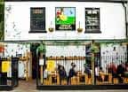 Fachada exterior del establecimiento Love & Rockets en Liverpool